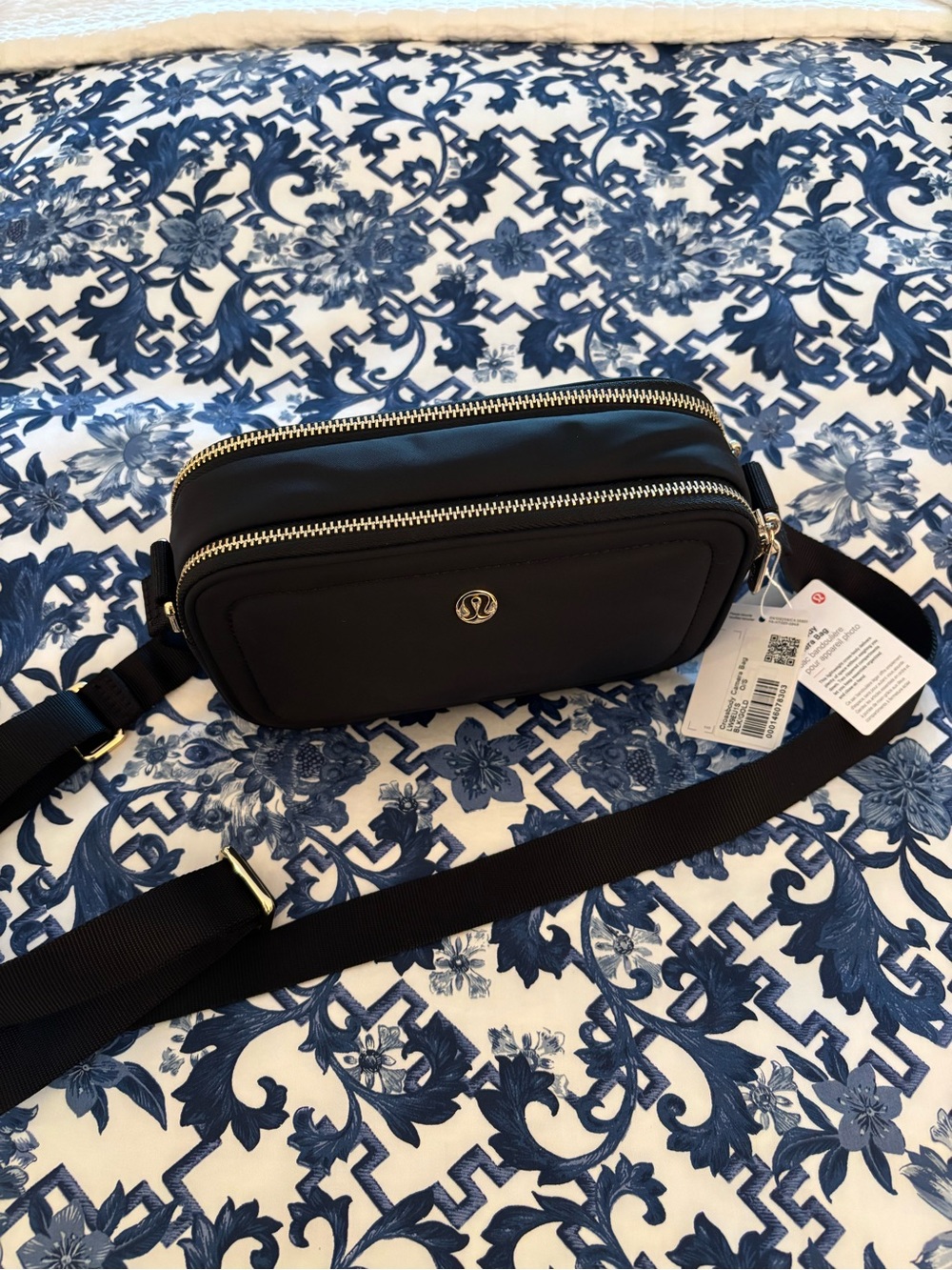 Lululemon Crossbody Camera Bag Black & Gold NWT - Picture 2 of 6